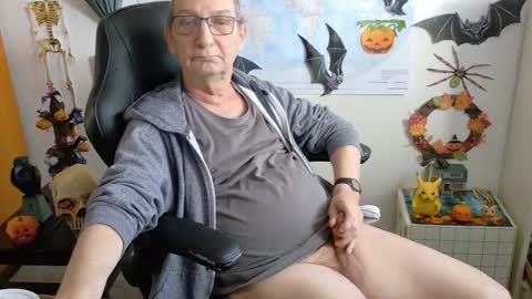 Snapshot of hansi63 chatting on 10.19.25 charly online show from 10.19.25