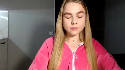 happy_fox_ online show from 02.13.25