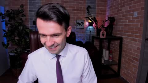 Snapshot of hard_and_juici chatting on 12.11.24 Steve online show from 12.11.24