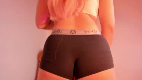 Snapshot of harley_red chatting on 10.05.25 Annie online show from 10.05.25
