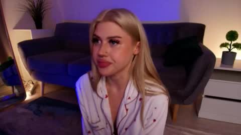 Its KIra hello HUSH is here online show from 09.21.25