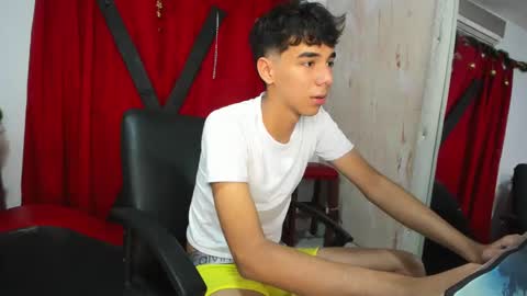 Snapshot of harry_latinboy chatting on 12.12.24 Harry online show from 12.12.24