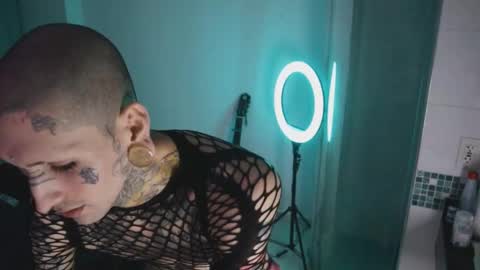 Snapshot of hatsumotokyoto chatting on 10.15.25 More content 2 online show from 10.15.25