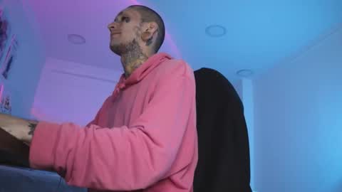 Snapshot of hatsumotokyoto chatting on 10.19.25 More content 2 online show from 10.19.25