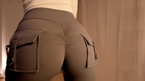 Snapshot of hee_jeen chatting on 12.29.24 Jeen online show from 12.29.24