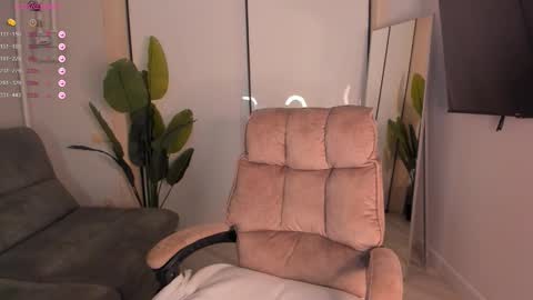 Snapshot of helena_lorente chatting on 10.18.25 Helen online show from 10.18.25