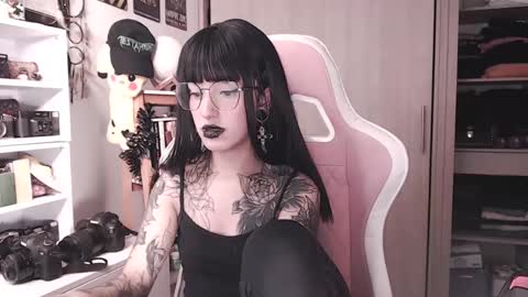 Snapshot of hell_666_xxx chatting on 10.11.25 cher online show from 10.11.25