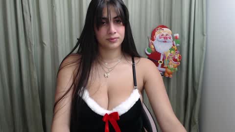Snapshot of hellen_garcia chatting on 12.23.24 Hellen online show from 12.23.24