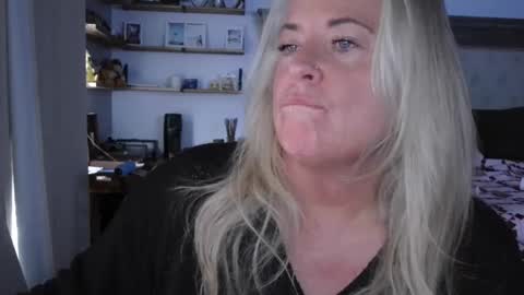 Hunnys Hive online show from 02.27.25