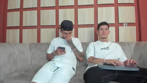 Snapshot of heteros_men chatting on 02.15.25 heteros men online show from 02.15.25