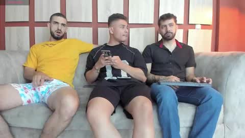 Snapshot of heteros_men chatting on 02.23.25 heteros men online show from 02.23.25
