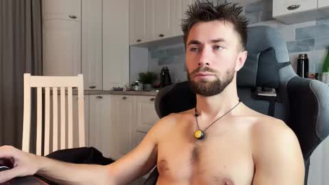 Snapshot of hey_arnold chatting on 12.04.25 Arnold online show from 12.04.25