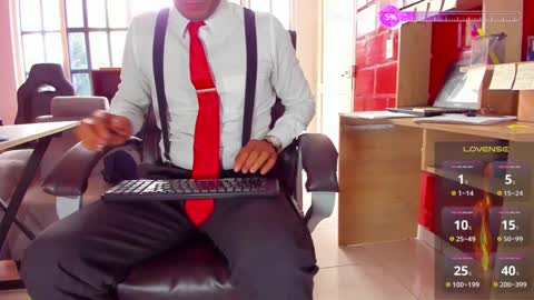 Snapshot of hiddenoffice chatting on 12.30.24 George online show from 12.30.24