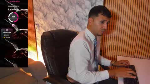 Snapshot of hiddenoffice chatting on 10.27.25 George online show from 10.27.25