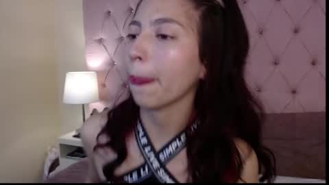 Snapshot of hillary_thomson chatting on 12.01.25 Hillary Thomson online show from 12.01.25