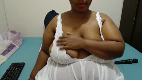 Snapshot of hips2sexy chatting on 12.27.24 hips2sexy online show from 12.27.24