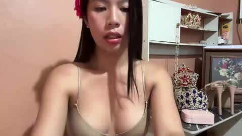 Snapshot of holly_wyn chatting on 10.23.25 holly_wyn online show from 10.23.25