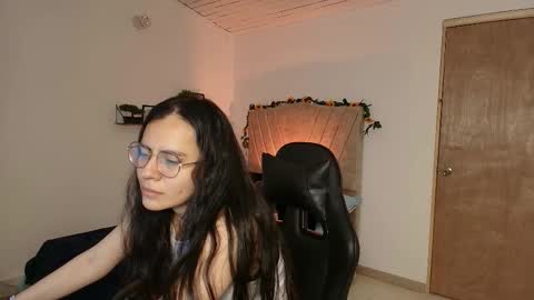 Snapshot of honey_buu chatting on 09.16.25 online show from 09.16.25