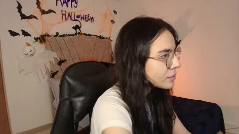 Snapshot of honey_buu chatting on 10.13.25 online show from 10.13.25