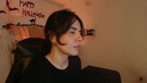 Snapshot of honey_buu chatting on 10.16.25 online show from 10.16.25