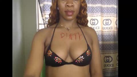 Snapshot of honey_dollxx chatting on 09.22.25 Flora online show from 09.22.25