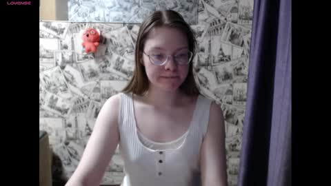 Snapshot of honey_mood chatting on 12.19.24 Lina online show from 12.19.24