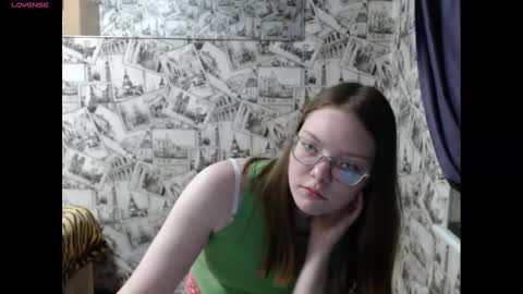 Snapshot of honey_mood chatting on 01.17.25 Lina online show from 01.17.25