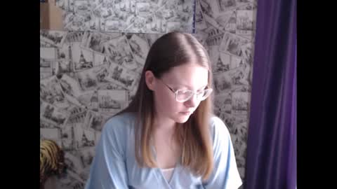 Snapshot of honey_mood chatting on 02.14.25 Lina online show from 02.14.25