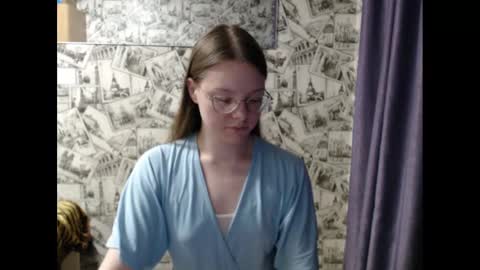 Snapshot of honey_mood chatting on 02.14.25 Lina online show from 02.14.25