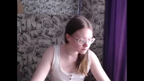 Snapshot of honey_mood chatting on 03.04.25 Lina online show from 03.04.25