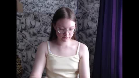 Snapshot of honey_mood chatting on 03.12.25 Lina online show from 03.12.25