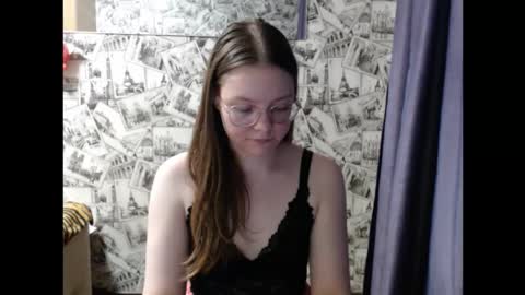 Snapshot of honey_mood chatting on 09.10.25 Lina online show from 09.10.25