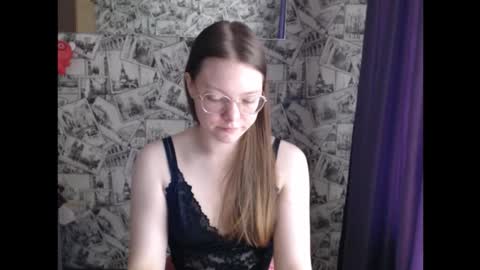 Snapshot of honey_mood chatting on 09.15.25 Lina online show from 09.15.25