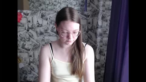 Snapshot of honey_mood chatting on 09.17.25 Lina online show from 09.17.25