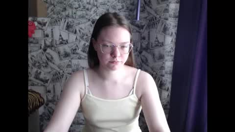 Snapshot of honey_mood chatting on 09.23.25 Lina online show from 09.23.25