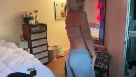 Snapshot of honeybun_z chatting on 02.09.25 honeybun_z online show from 02.09.25