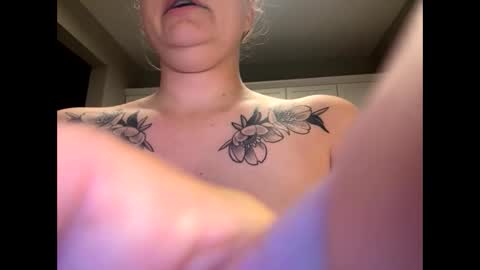 Snapshot of honeygirlox chatting on 10.31.25 honeygirlox online show from 10.31.25