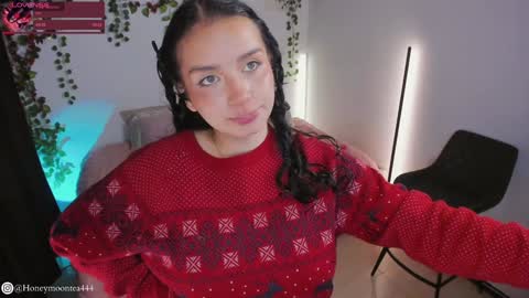 Snapshot of honeymoontea chatting on 12.25.24 online show from 12.25.24