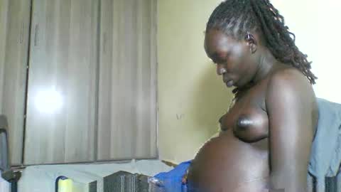 Snapshot of hornybebz chatting on 09.28.25 Yvy online show from 09.28.25