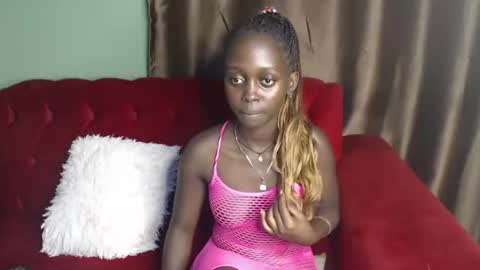 Snapshot of hornybella4 chatting on 01.07.25 Bella online show from 01.07.25