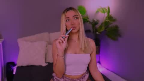 Snapshot of hotjessxx chatting on 11.26.25 Maria online show from 11.26.25