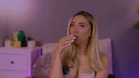 Snapshot of hotjessxx chatting on 12.03.25 Maria online show from 12.03.25