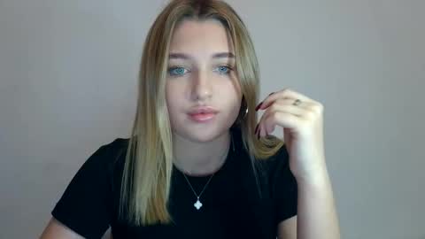 Snapshot of hotstellax chatting on 10.26.25 Stella online show from 10.26.25