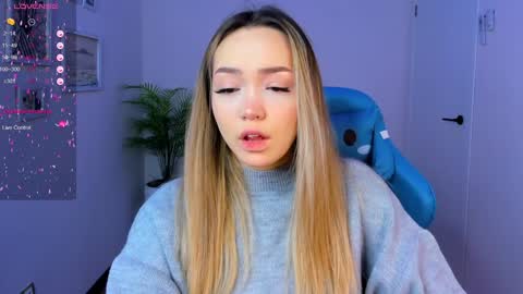 Snapshot of hottease_pvt chatting on 01.05.25 hello Im Eva online show from 01.05.25