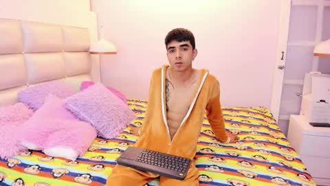 hottiie_guy online show from 10.06.25