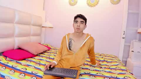 hottiie_guy online show from 10.10.25