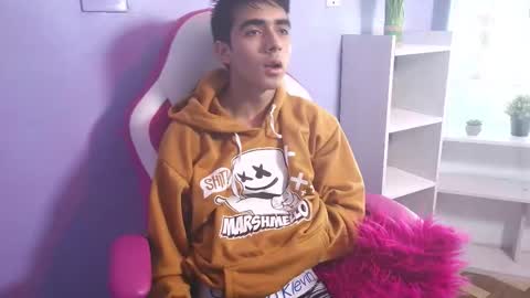 hottiie_guy online show from 10.21.25