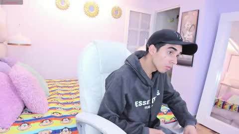 hottiie_guy online show from 10.28.25