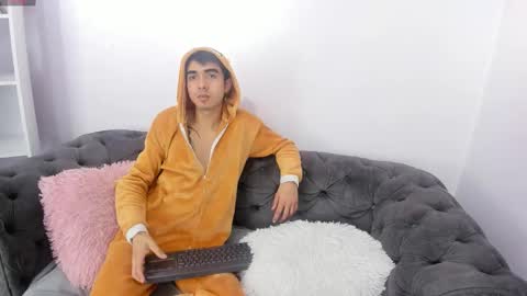 hottiie_guy online show from 10.31.25