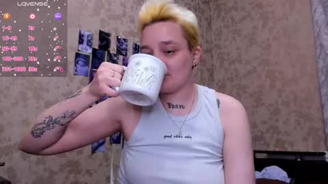 Snapshot of hotty_linn chatting on 10.07.25 Linn online show from 10.07.25